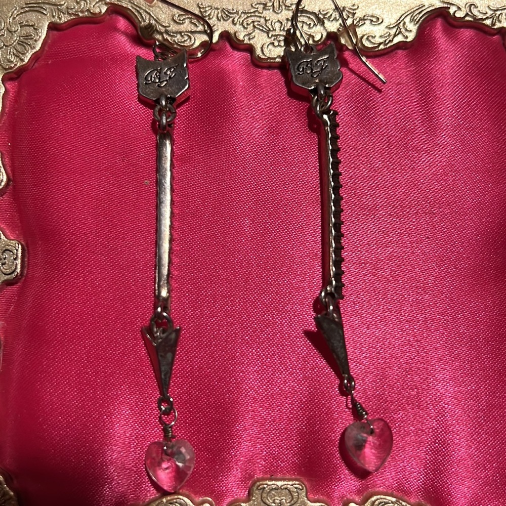 Betsy Johnson Arrow Heart pierced Earrings - Picture 7 of 8